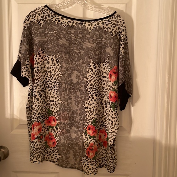 Chloe k medium blouse floral print hem comes up in front - Picture 6 of 6
